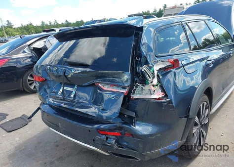 2020 Volvo V60 Cross Country T5 z USA, uszkodzony, nr VIN YV4102WKXL1035472